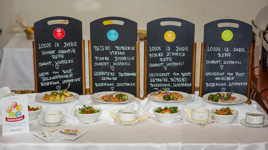 Samopostrežni bife, ki vključuje opise jedi na tabli in različne vrste jedi