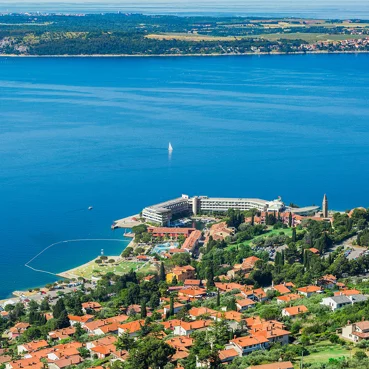 Panoramski pogled na slovensko obalo in hotel Bernardin