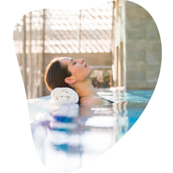 Ženska sproščeno uživa v bazenu