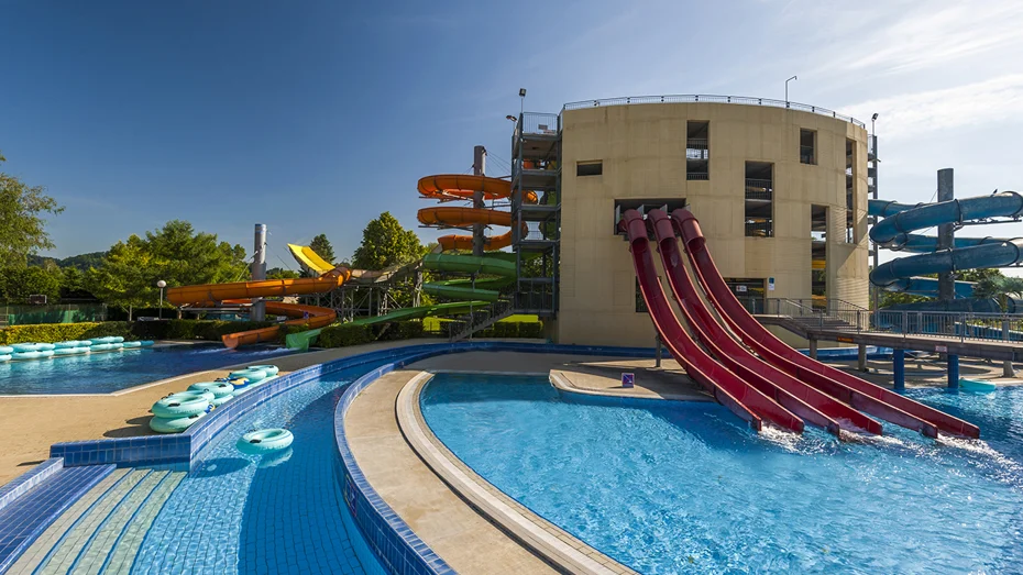 Pogled na zunanji bazenski kompleks z bazeni in tobogani