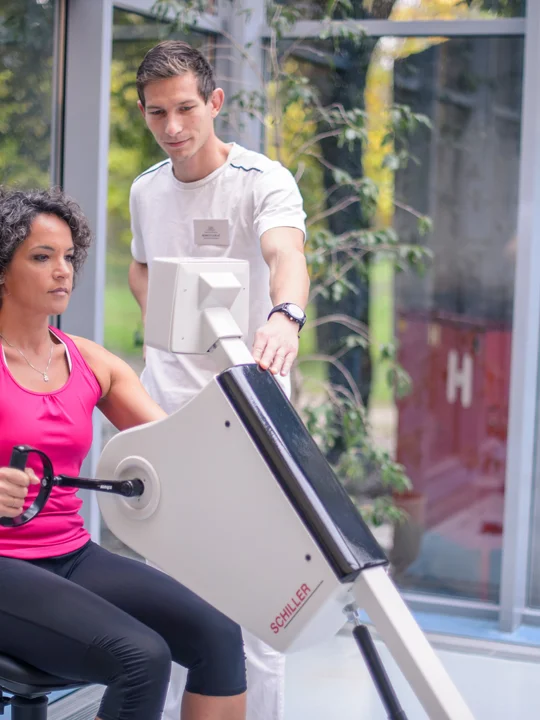 Fizioterapevt kaže ženski pravilno izvedbo raztezalnih vaj