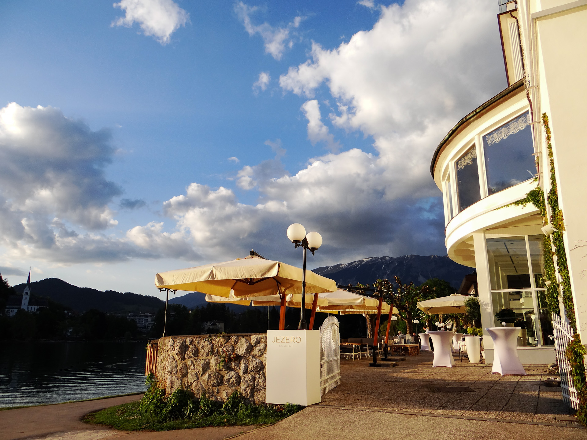 Jezero Lounge am Grand Hotel Toplice mit Blick auf den Bleder See.