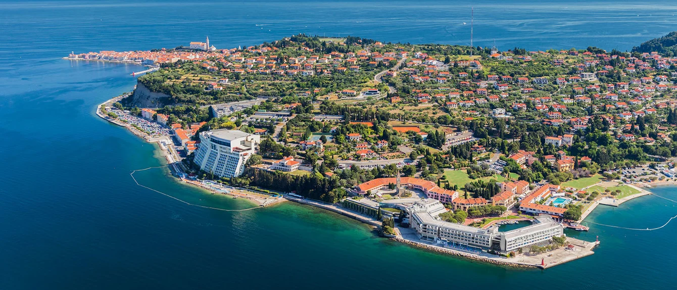 Panoramski razgled na obalo Strunjana in hotel Bernardin
