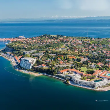 Panoramski razgled na obalo Strunjana in hotel Bernardin