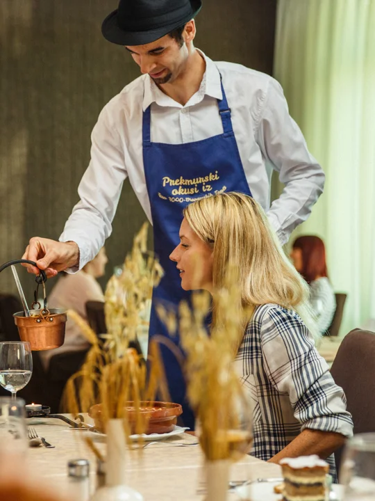 Hotelski gostje uživajo v hotelski restavraciji za mizo polnih dobrot