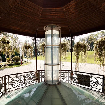 Bogata tradicija Zdravilišča Radenci Termalni vrelec v zunanjem parku, obdan s starinsko ograjo in visečimi lončnicami