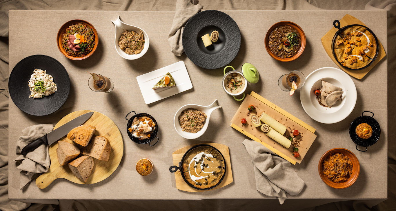 Miza polna prekmurskih dobrot: narezek, namazi, meso, krompir, dodoli, štruklji, zelenjava