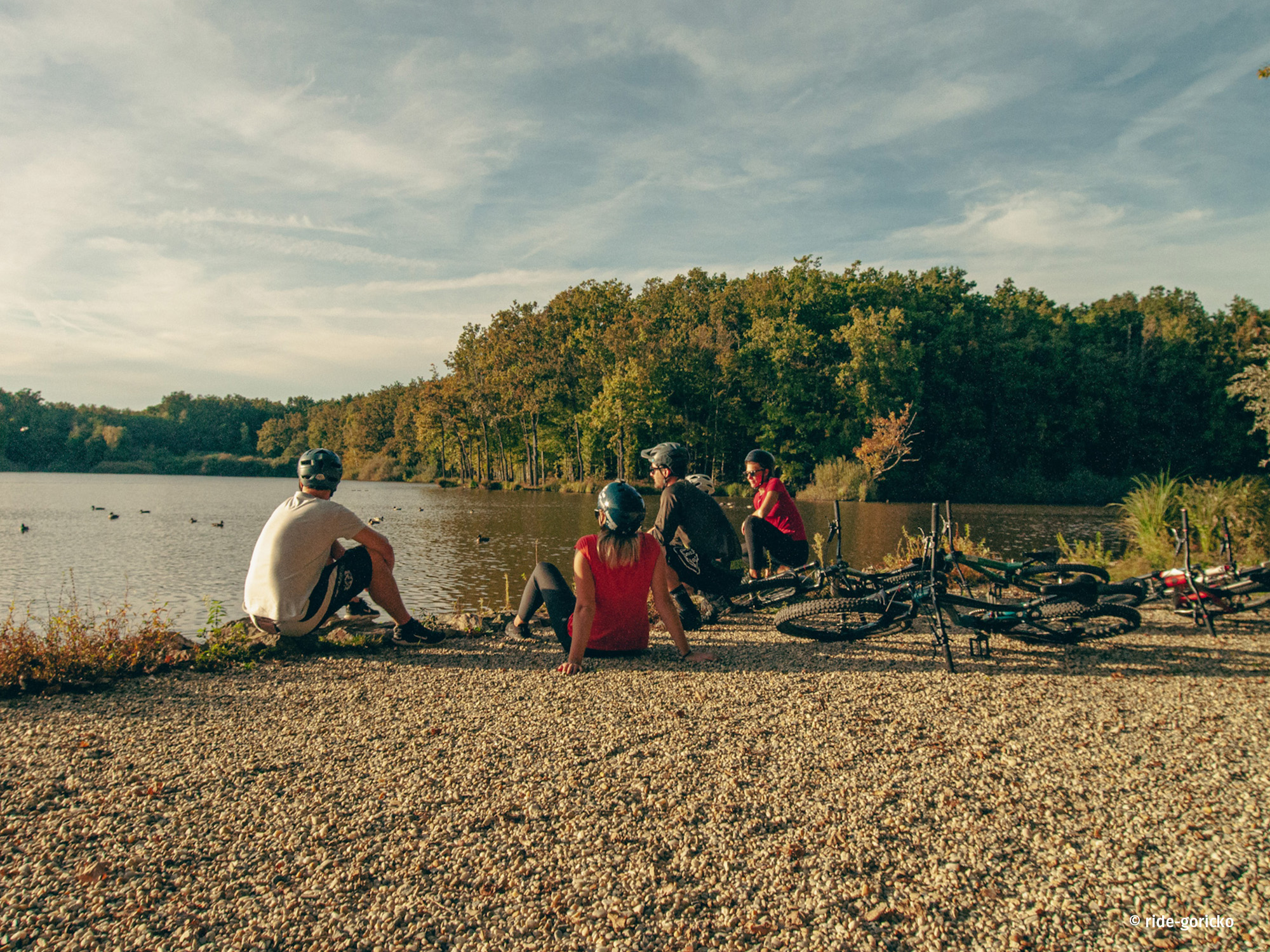 Kolesarji počivajo ob Bukovniškem jezeru