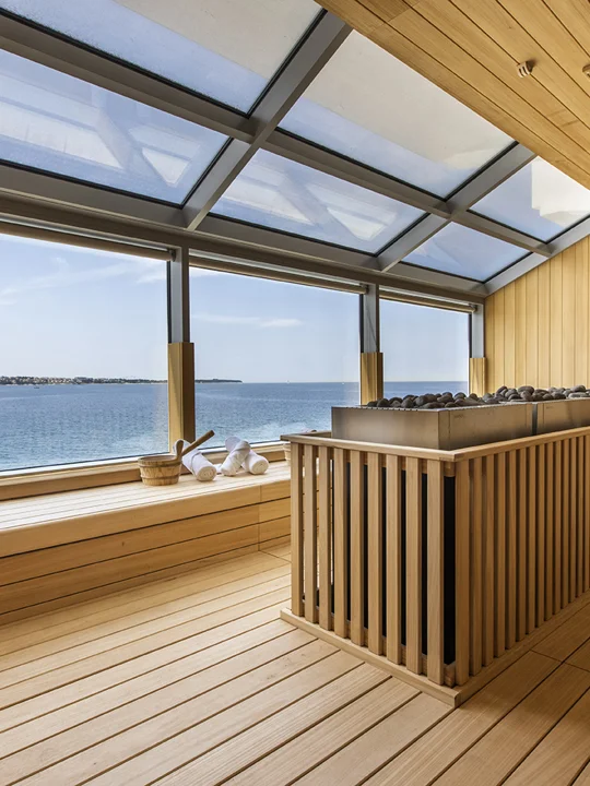Panoramska sproščujoča lesena savna s pogledom na morje