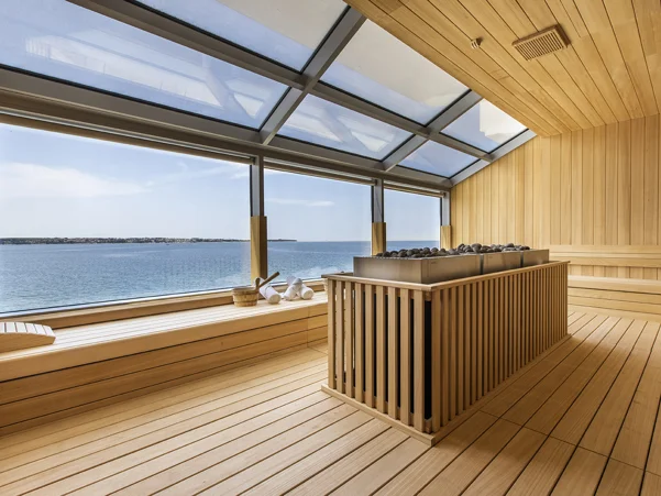 Panoramska sproščujoča lesena savna s pogledom na morje